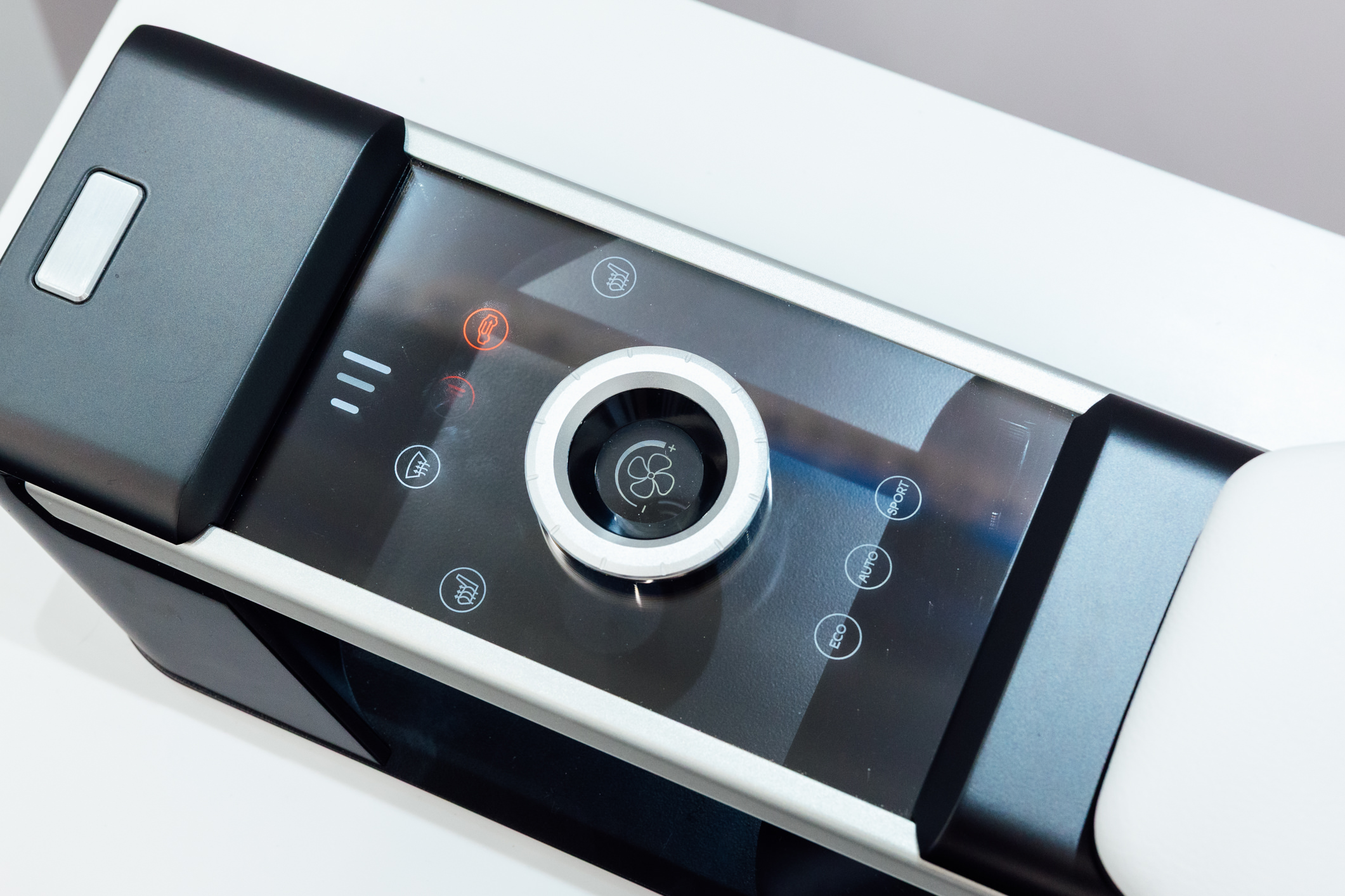 以極簡設計打造的CrystalSense Console，為中央扶手區帶來創新突破，將功能隱藏於簡約的外觀中，並採用懸浮式旋鈕搭配玻璃面板與主動觸覺回饋，僅在操作時才顯現功能選單，提供直覺且可自訂的互動體驗。